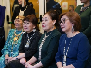 В SMART-библиотеке Якутска открыли стенд выдающегося писателя Николая Неустроева