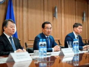 Айсен Николаев потребовал усилить работу по реализации программы переселения граждан из аварийного жилья