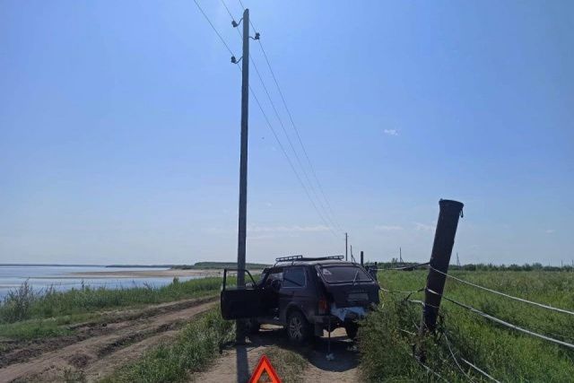 В Якутске пьяный автомобилист госпитализирован после наезда на электроопору