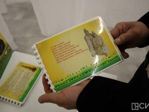 Мастер резьбы по дереву из Горного района представил героев Олонхо на фестивале NeoOlonkho в Якутске