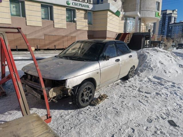 В Якутске водитель проехал на запрещающий сигнал светофора и врезался в автобусную остановку