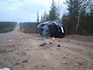 В Мирнинском районе перевернулся автомобиль с пьяной компанией