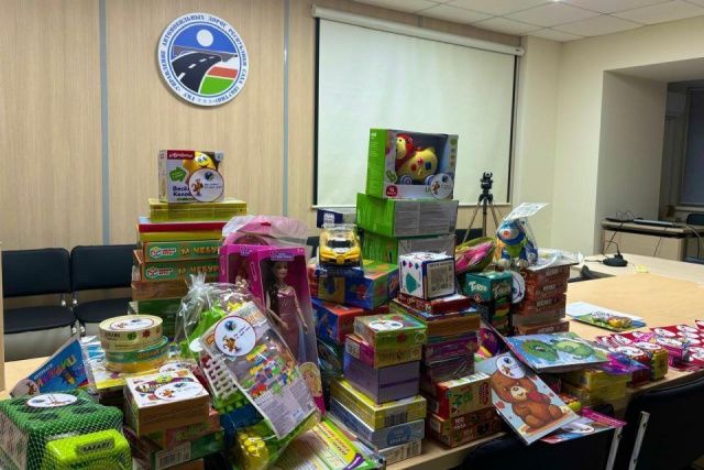 Управление автодорог Якутии передало игрушки для детей