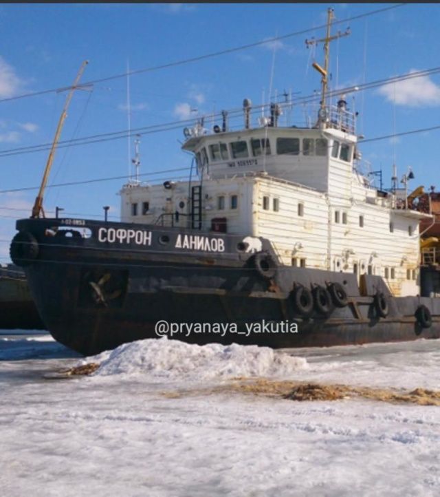Инцидент в Жиганске: одно судно ушло под лед