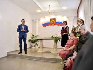 Глава Якутии поздравил с золотой свадьбой семейные пары из Алдана