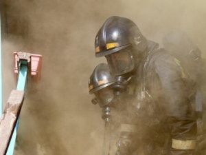 Пожарные спасли человека из горящего дома