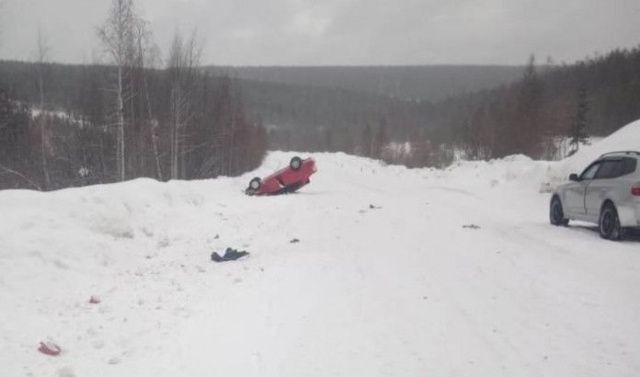 В Ленском районе машина врезалась в снежный вал и перевернулась