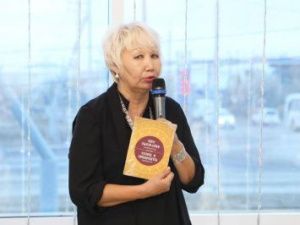 Доцент СВФУ представила книгу об истории якутской одежды