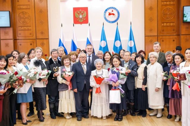 Кирилл Бычков вручил государственные награды многодетным матерям Якутии