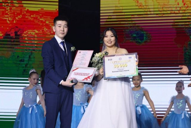 Молодая пара заключила брак на молодежном фестивале «Муус Устар»