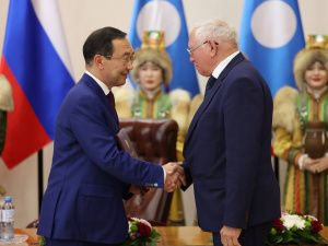 Айсен Николаев вручил 35 якутянам государственные награды