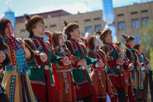 Тысячи людей в круговом танце: осуохай захватил Якутск