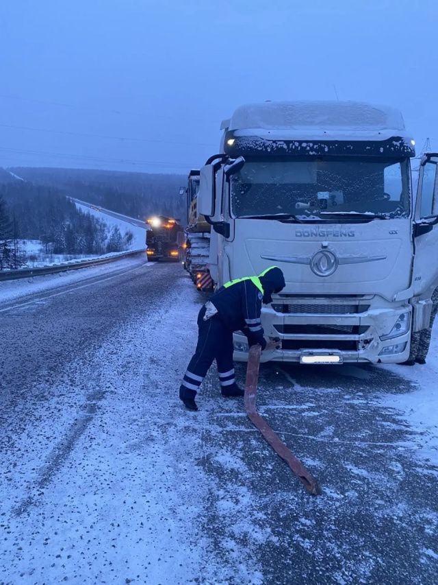 В Якутии сотрудники ГИБДД помогли застрявшему на трассе в 40-градусный мороз дальнобойщику из Ростовской области