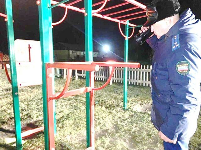 В Томпо расследуют смерть девочки при падении на детской площадке