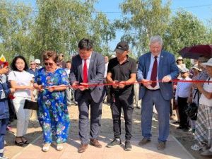 Фотофакт: Статусные коммунисты на открытии крестьянского рынка в Вилюйске