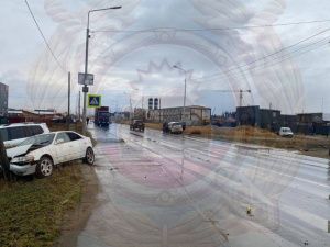 В Якутске пьяный водитель выехал на встречку, столкнулся с другим автомобилем и врезался в опору ЛЭП