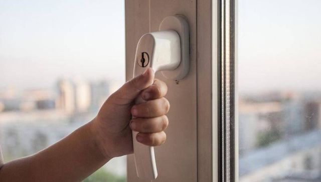 В Якутске пятилетний мальчик выпал из окна третьего этажа