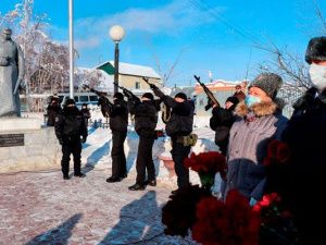 Сотрудники УФСИН приняли участие в церемонии возложения цветов к мемориалу «Журавли над Ильменем»