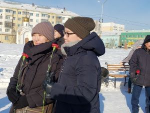 В Якутске на площади Победы возложили цветы в честь годовщины вхождения Крыма в состав России