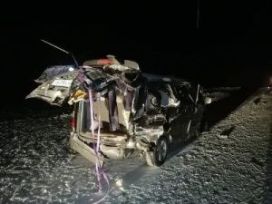 В Якутии три человека пострадали в выехавшей на боковое ограждение иномарке