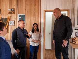 Николай Валуев побывал в восстановленном микрорайоне села Бясь-Кюёль