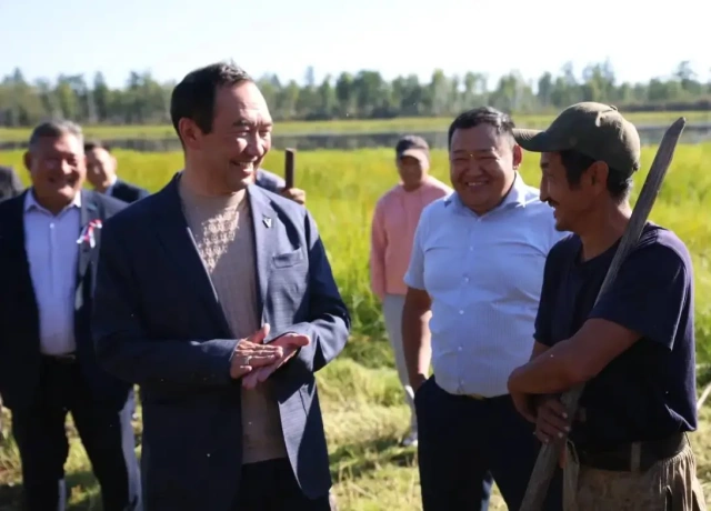 Айсен Николаев встретился с сенокосчиками в Сунтарском улусе