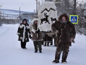 Фото: шествие в национальных костюмах в Оленекском районе в День оленевода