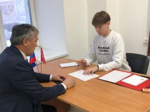 Афанасий Владимиров поставил свою подпись в поддержку президента страны