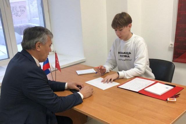 Афанасий Владимиров поставил свою подпись в поддержку президента страны