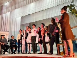 ТЮЗ открыл Год педагога и наставника спектаклем «Дивная пора» («Дьикти саас»), поставленным по школьной программе