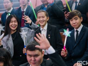 10 лучших школьников по итогам 2024 года наградили на Елке главы Якутии
