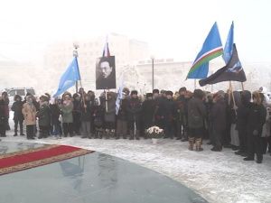 В честь 125-летия со дня рождения Исидора Барахова в Якутске возложили цветы к его памятнику