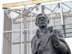 Премьер Якутии Кирилл Бычков возложил цветы к памятнику Платону Ойунскому