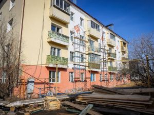 Первый вице-премьер Якутии Дмитрий Садовников проверил ход ремонта домов Якутска