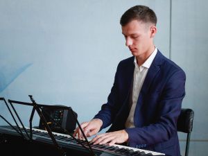 В исправительных колониях № 1 и 6 выступили музыканты на скрипках и виолончели 