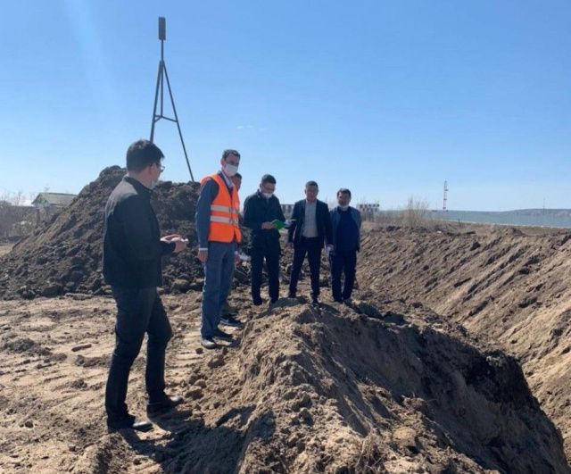 С подготовкой к отведению воды от территории аэропорта Якутска ознакомился министр транспорта республики