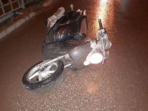 В Якутске мужчина на скутере налетел на опору уличного освещения и впал в кому