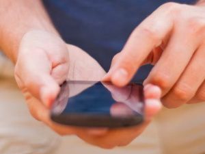 Таксист присвоил забытый пассажиром телефон и похитил 64 тысячи рублей