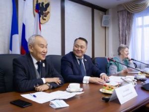 Альберт Семенов провел традиционную встречу со старейшинами г. Якутска