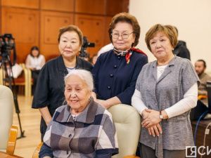 Глава Якутии вручил лучшим педагогам-наставникам премии в 100 тысяч рублей