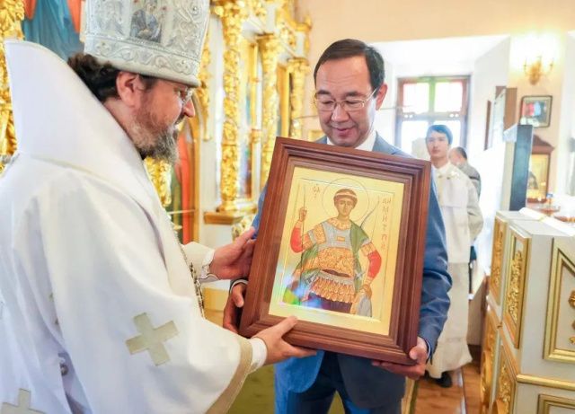 Айсен Николаев передал Архиепископу Якутскому и Ленскому Роману икону Великомученика Димитрия Солунского