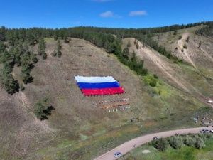На сопке Чочур Муран в Якутске развернули большой триколор