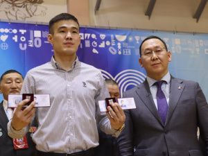 Якутским мас-рестлерам впервые вручили знаки заслуженных мастеров спорта России