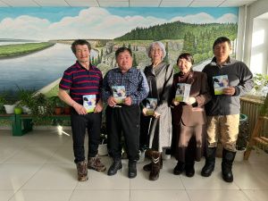 Школьники выпустили книгу о работниках сельского хозяйства села Улахан-Ан