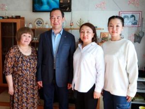 Айсен Николаев навестил семью военнослужащего из Чокурдаха