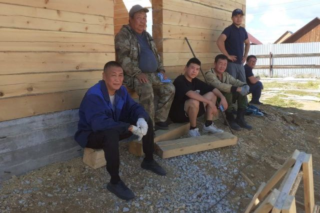 Сотрудники Якутской кадетской школы помогли участнику СВО в строительстве дома