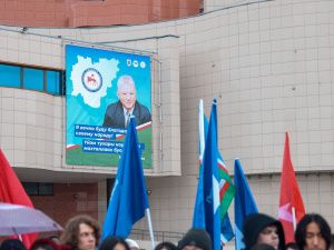 Премьер Якутии Кирилл Бычков возложил цветы к памятнику Платону Ойунскому