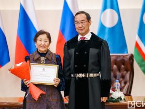 Айсен Николаев вручил стипендии олонхосутам, запевалам осуохая, кузнецам и народным мастерам Якутии