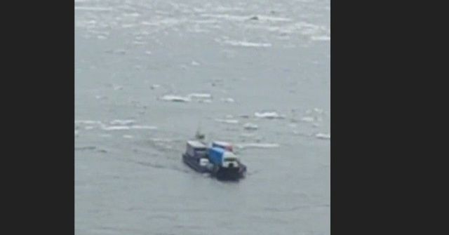 В Минтрансе Якутии прокомментировали факт движения парома по реке Лене во время ледохода