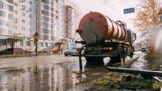 В Якутске откачивают талую воду с улиц после обильного снегопада
